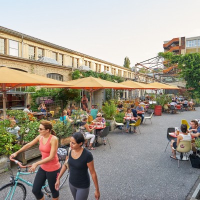 Transformation einer Maschinenfabrik in ein Quartierwohnzimmer Gundeldinger Feld Basel BildMartin Zeller.jpeg